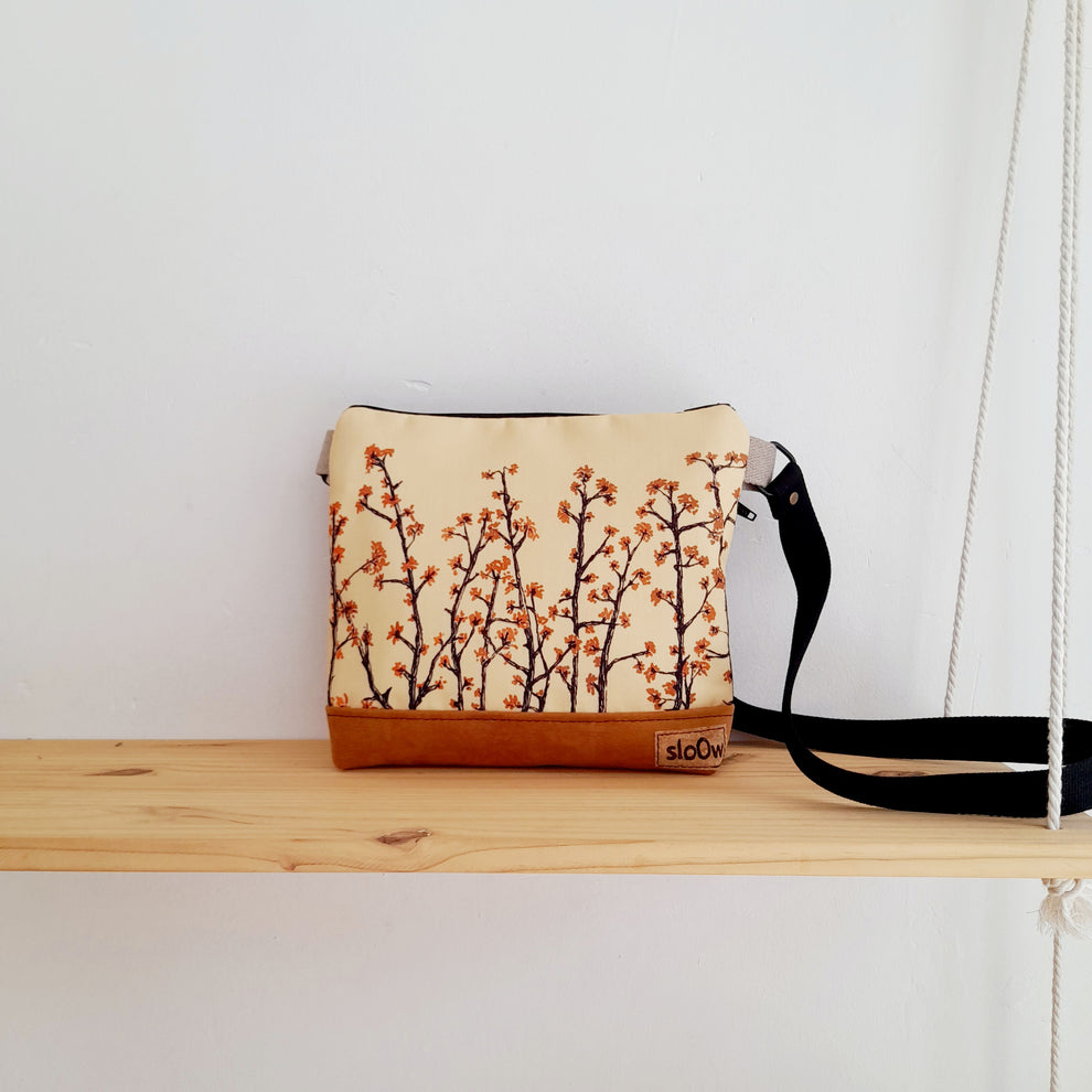 Bolso mediano sloOw. Ramas japonesas con fondo cálido