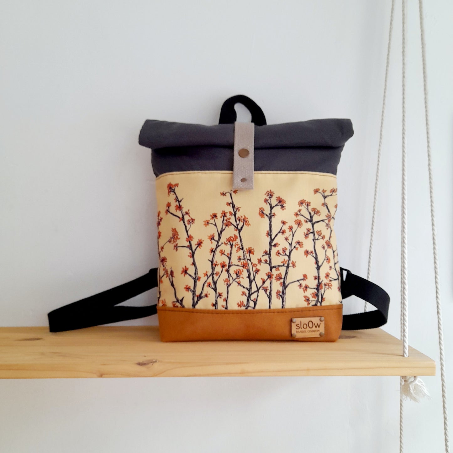 Mochila Rolltop sloOw. Ramas japonesas con fondo cálido