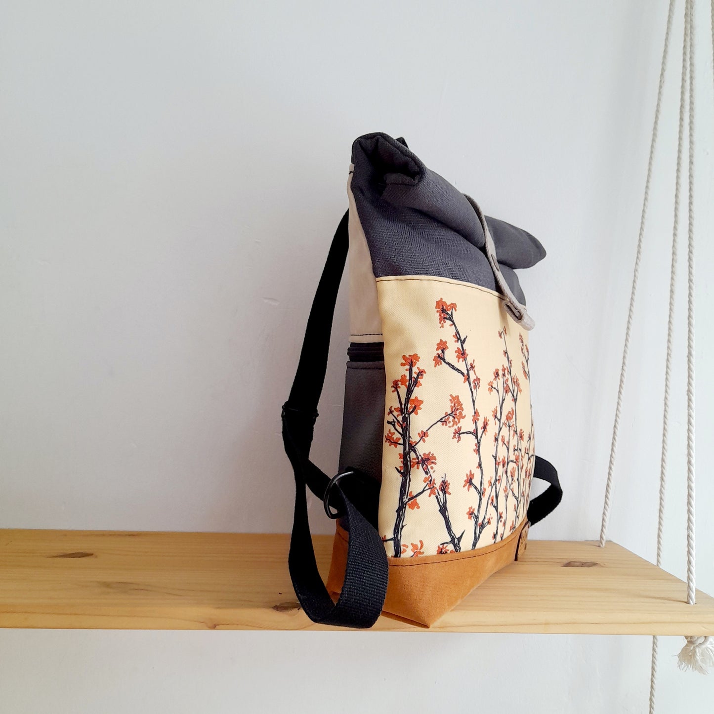 Mochila Rolltop sloOw. Ramas japonesas con fondo cálido
