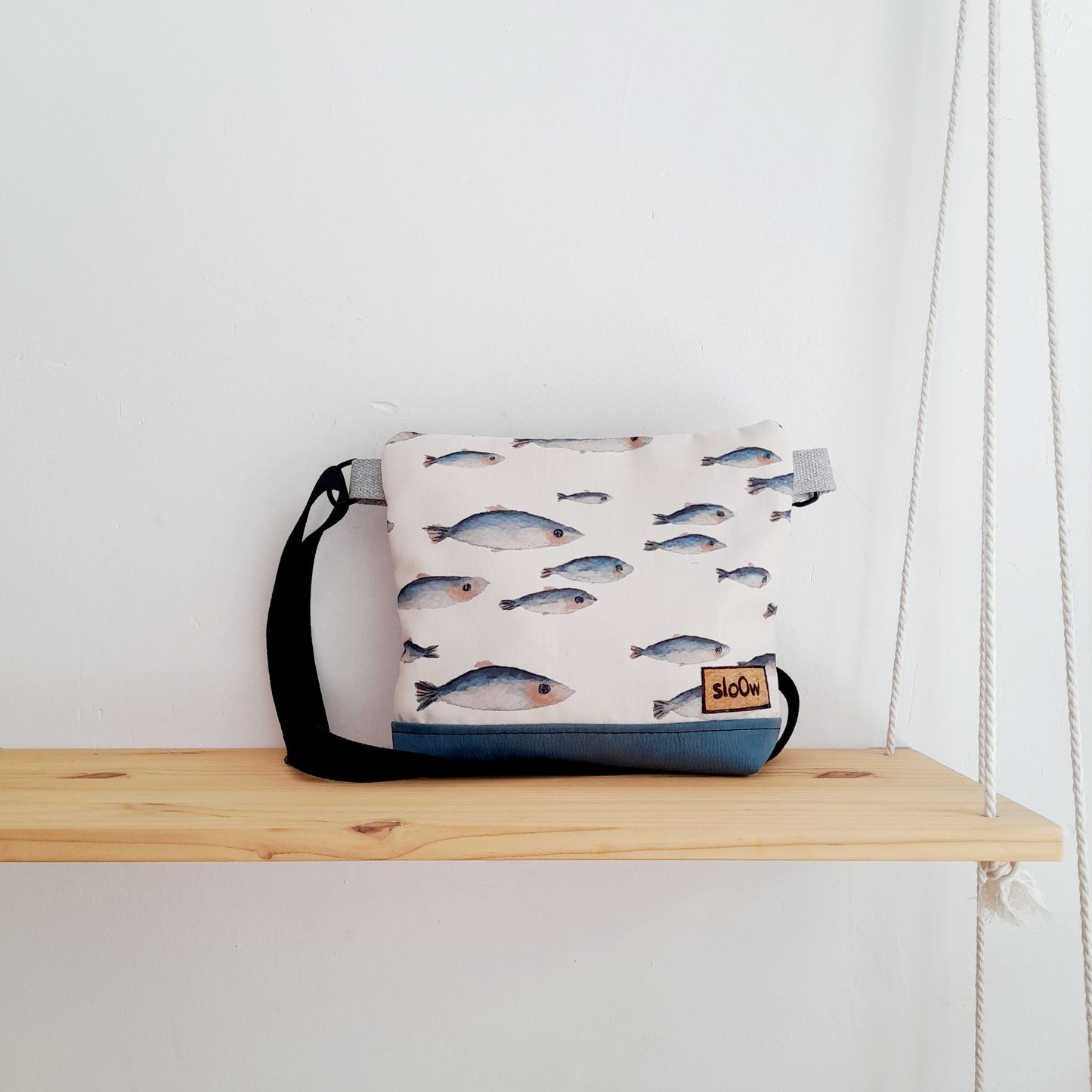 Bolso mediano sloOw. Peces con base azul