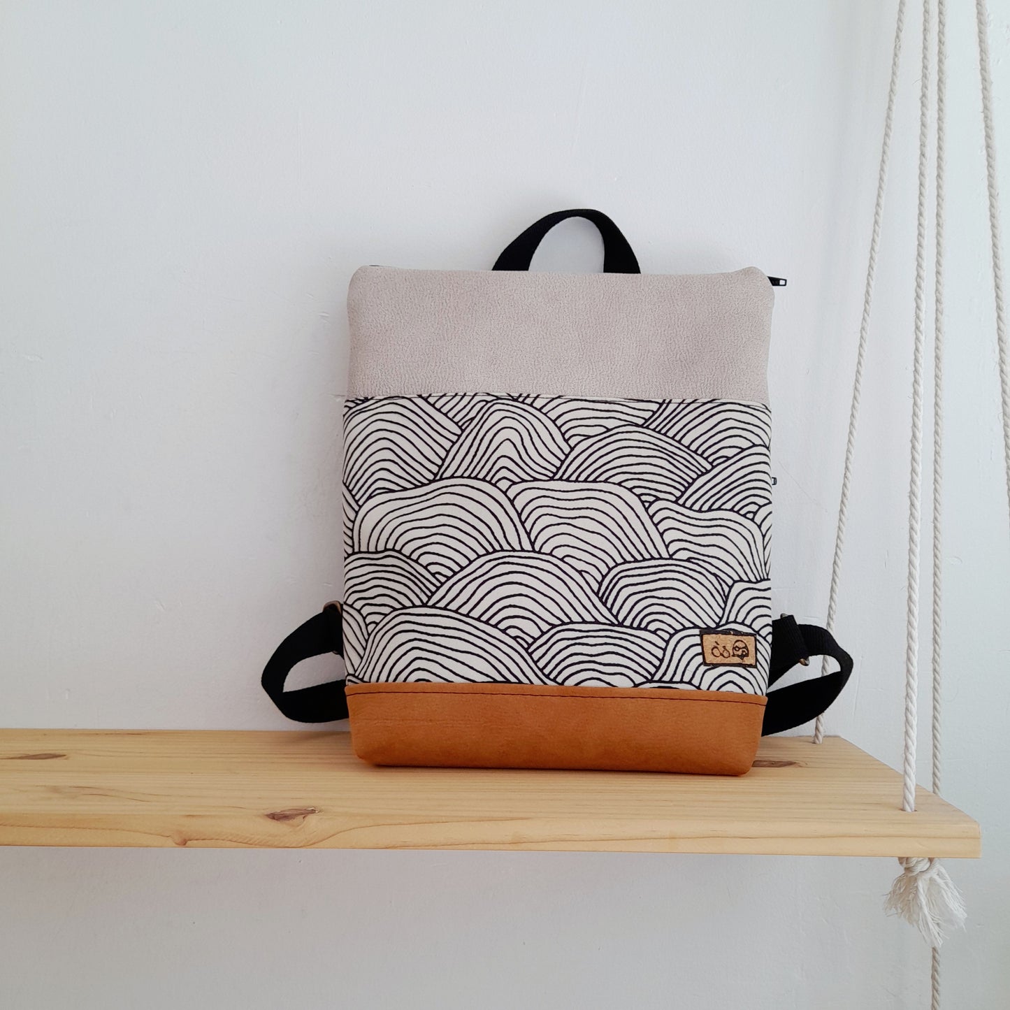 Mochila rectángulo con ondas blanco y negro, beige y camel