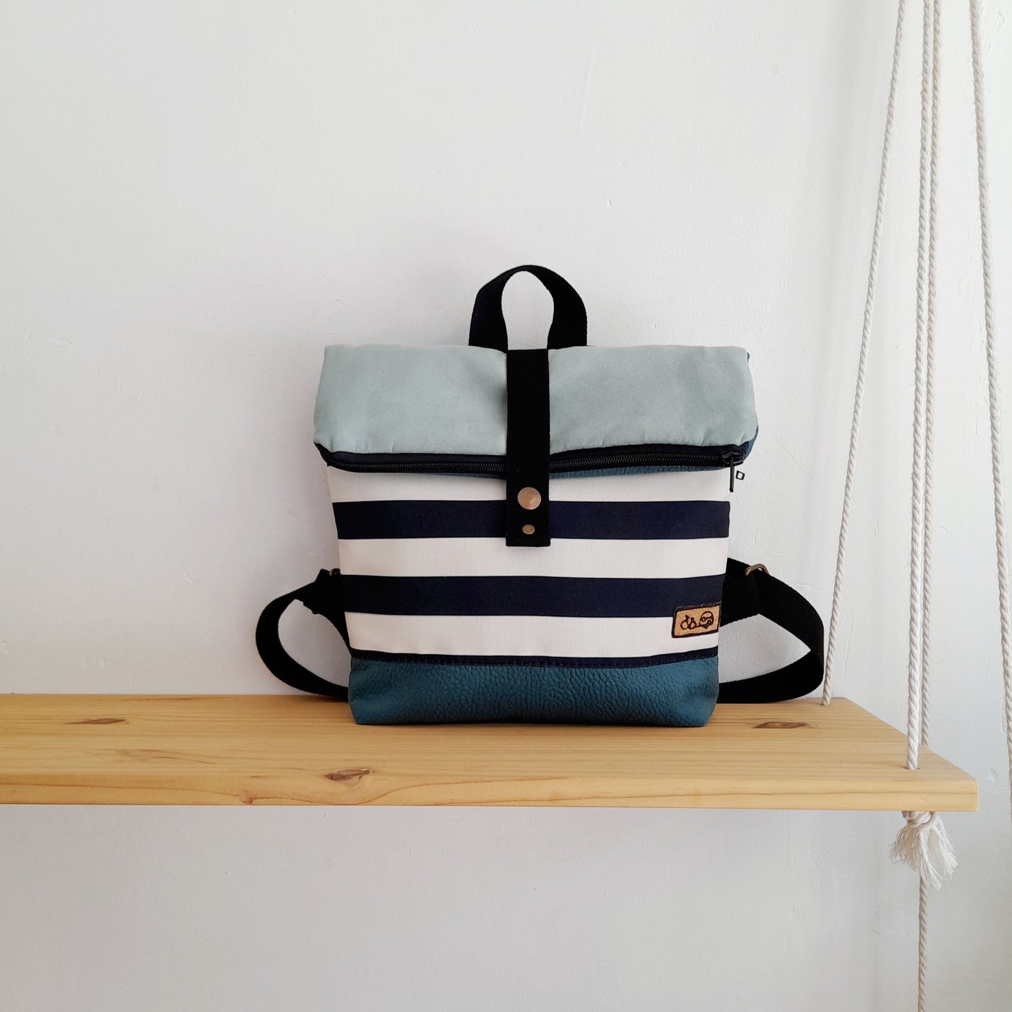 Mochila de solapa con tela de rayas blanco y negro, turquesa y azul claro