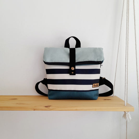 Mochila de solapa con tela de rayas blanco y negro, turquesa y azul claro