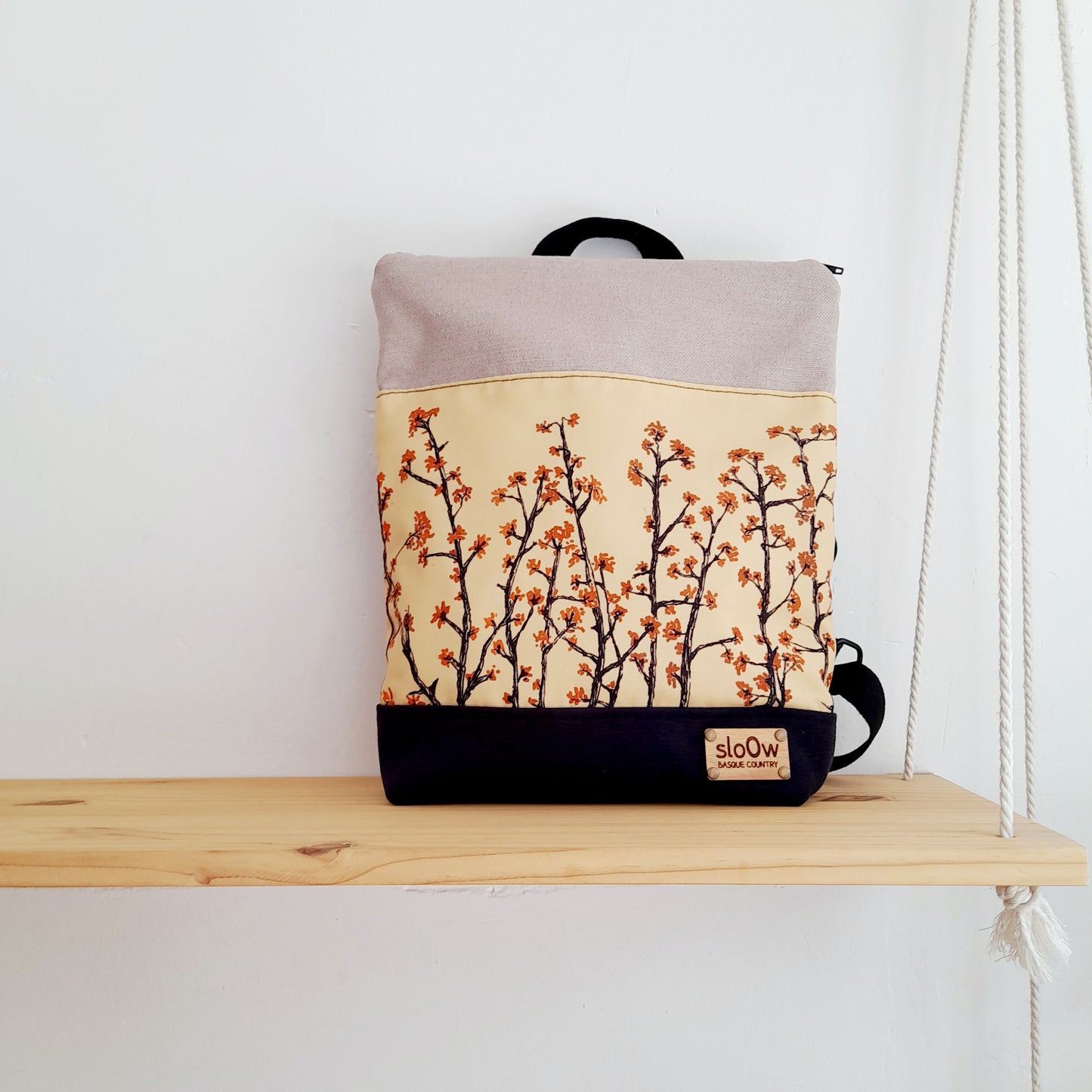 Mochila alta sloOw. Ramas japonesas con fondo cálido