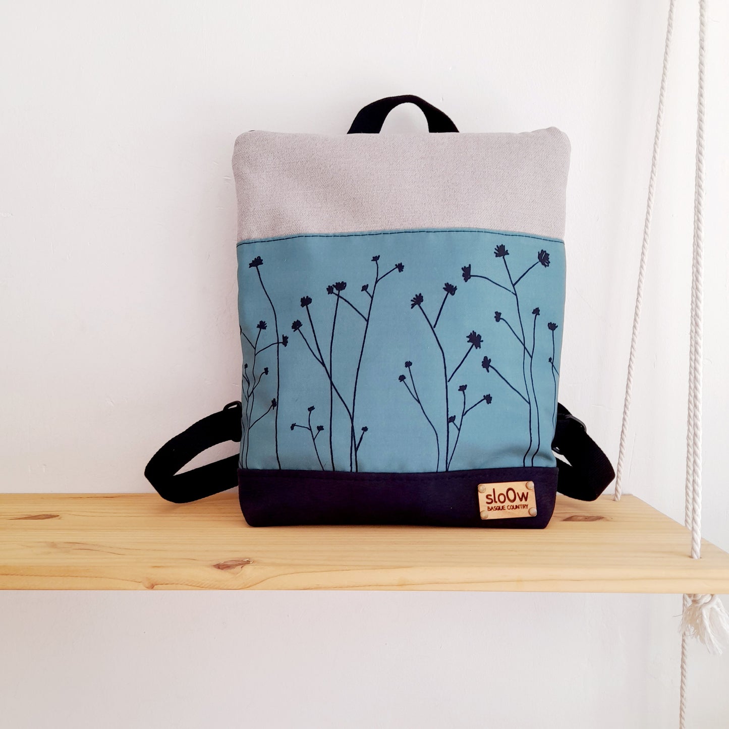 Mochila alta sloOw. Gramíneas azules con negro y gris
