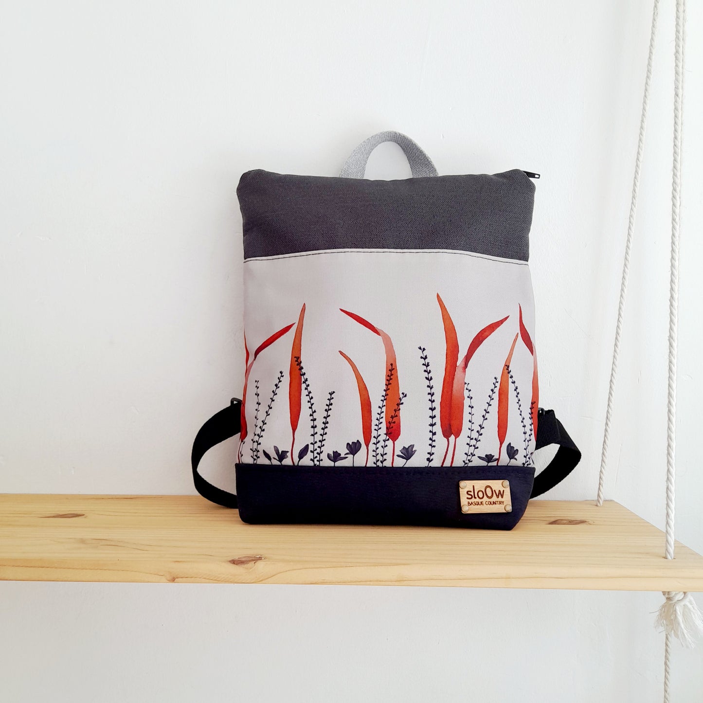 Mochila alta sloOw. Hierbas rojas con negro y gris