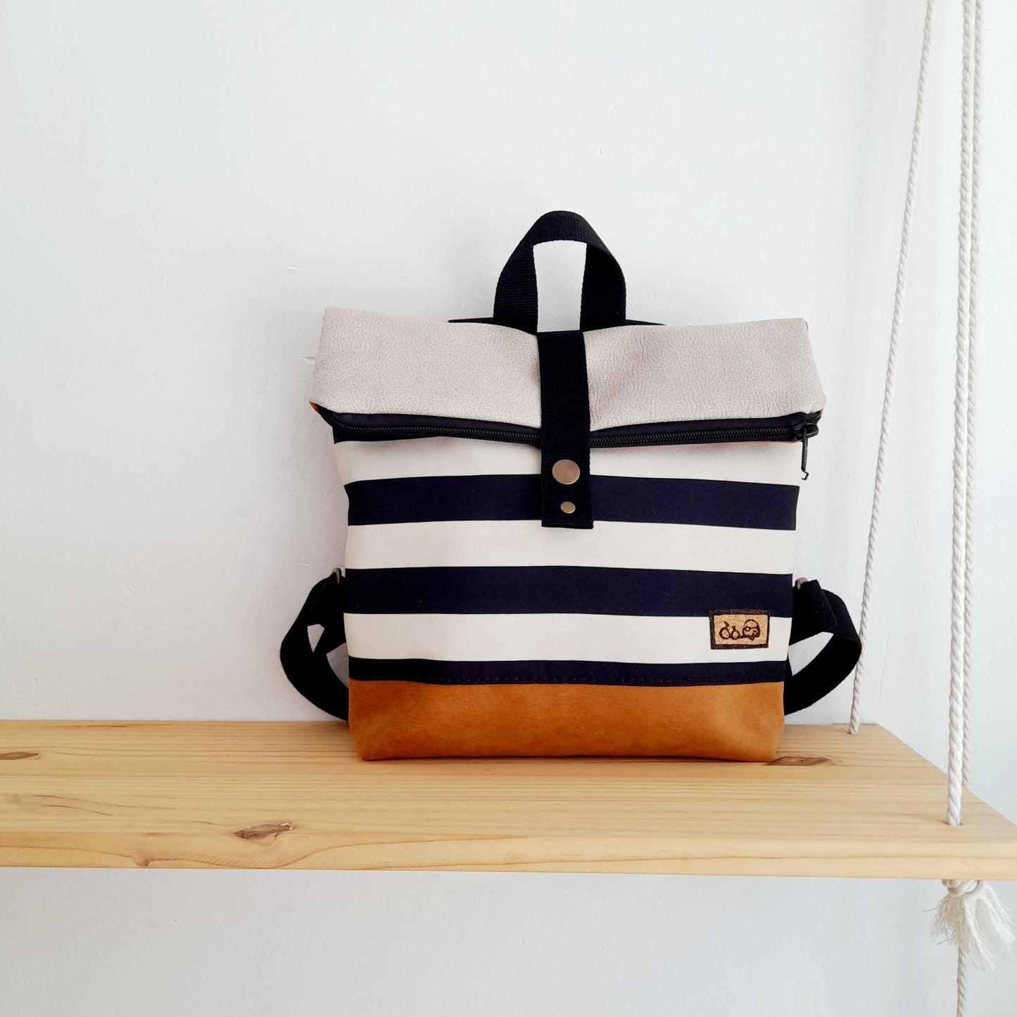 Mochila de solapa con rayas blanco y negro, camel y beige