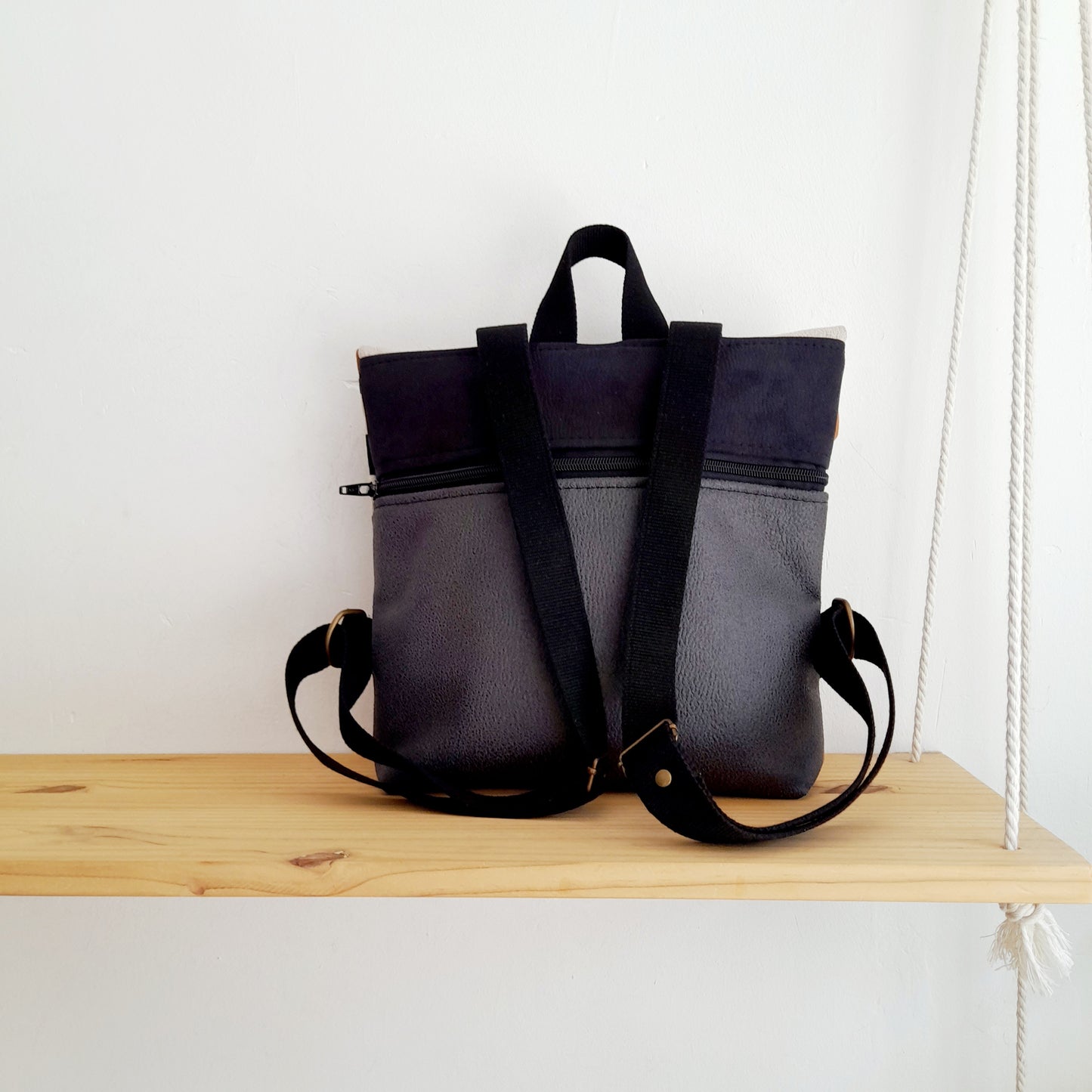 Mochila de solapa con rayas blanco y negro, camel y beige