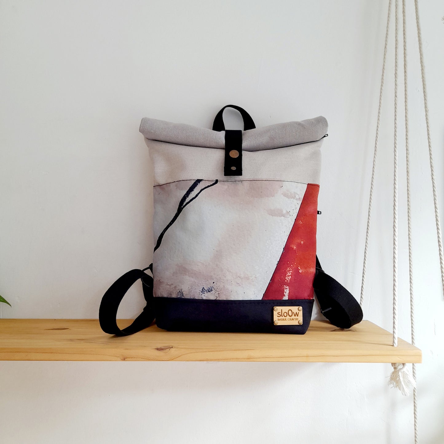Mochila Rolltop sloOw. Textura con esquina oxidada