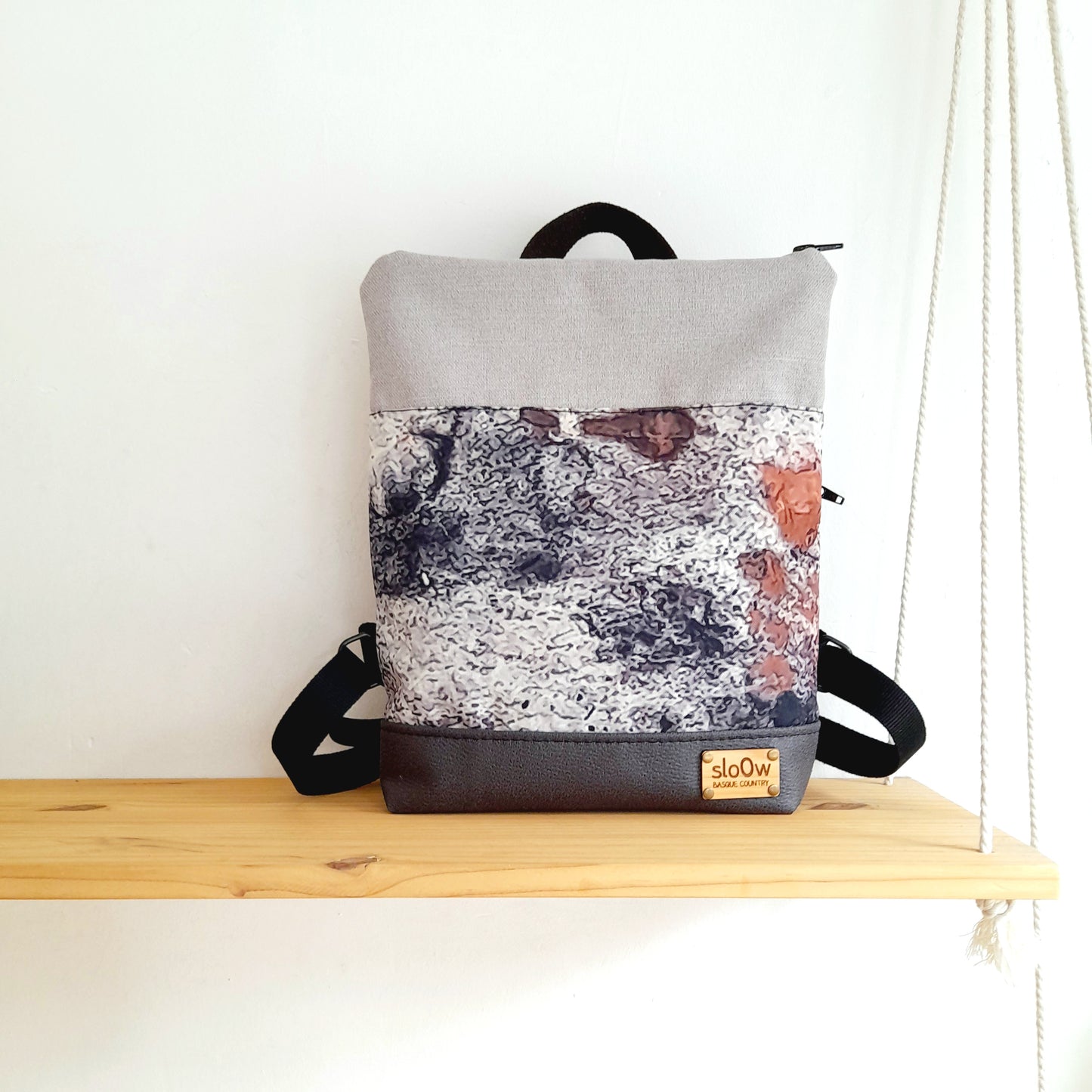 Mochila alta sloOw. Paisaje abstracto en grises