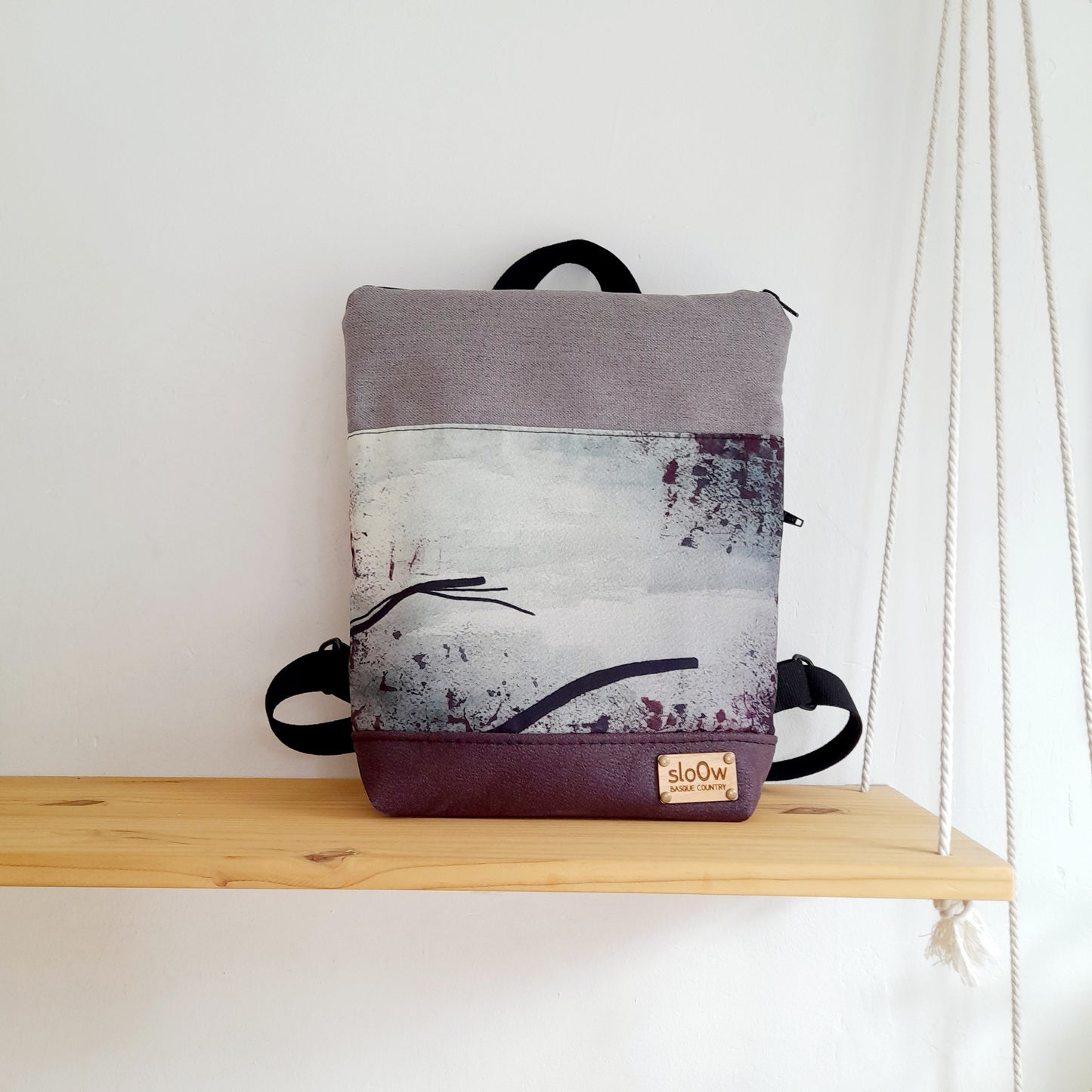 Mochila alta sloOw. Paisaje japonés con morado y gris