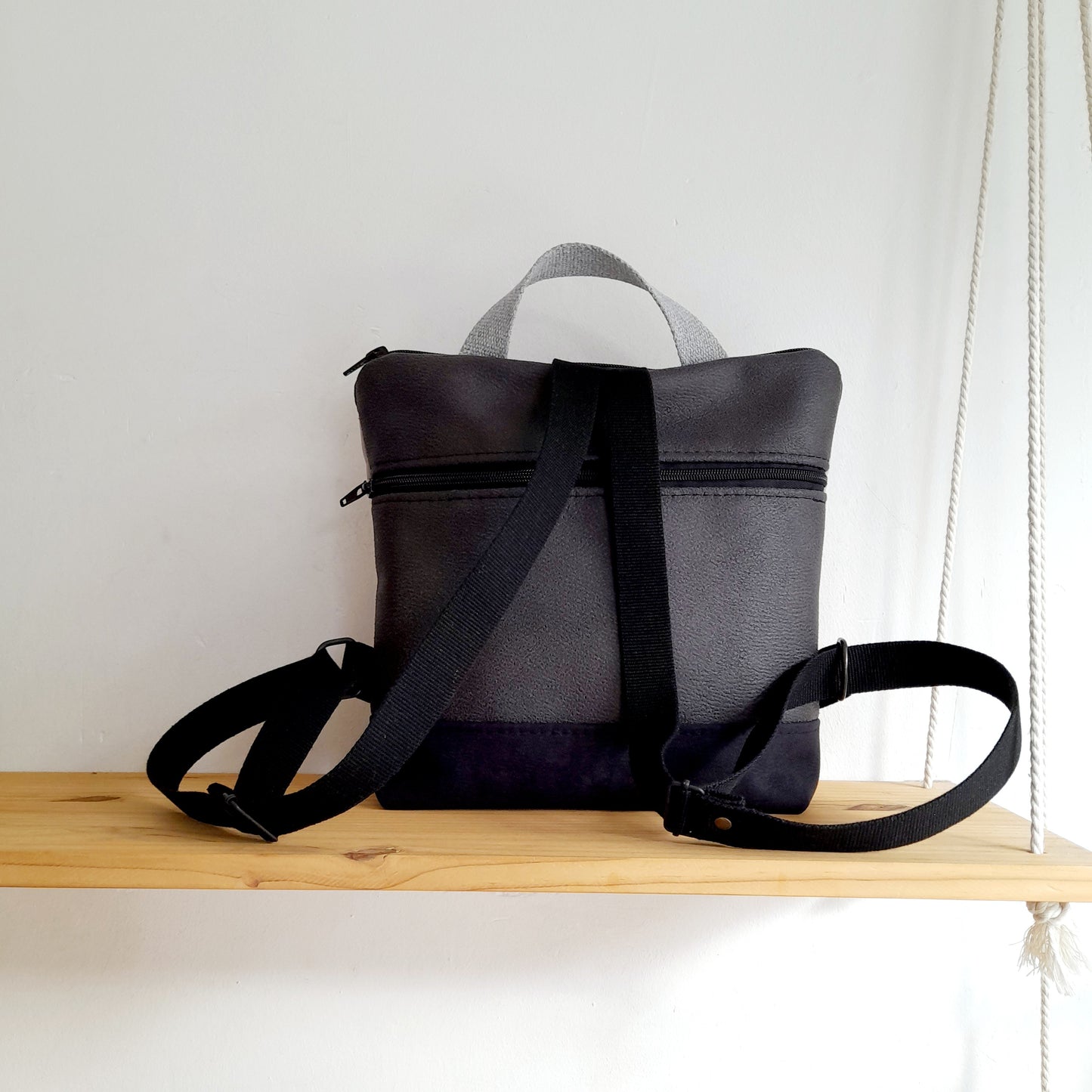 Mochila cuadrada sloOw de Hierbas rojas con negro y gris