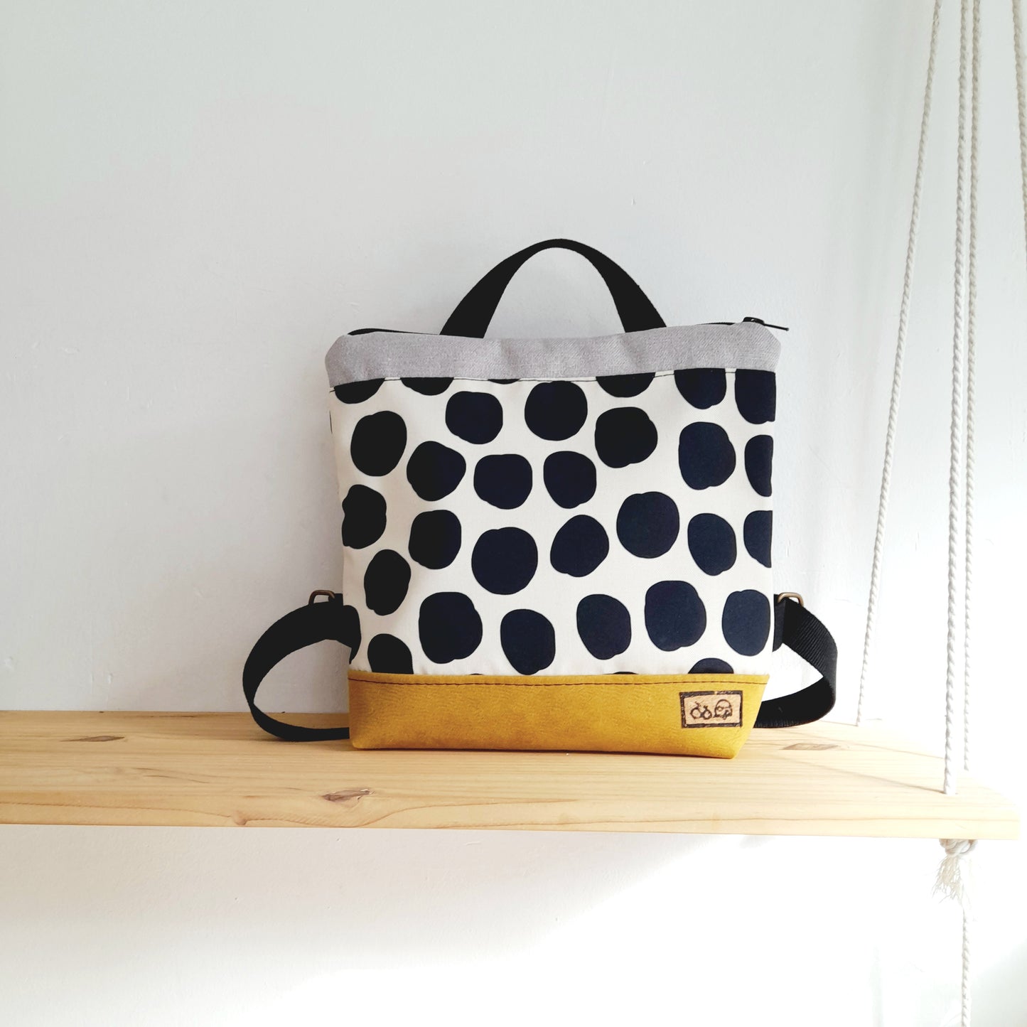 Mochila cuadrada de Círculos grandes, mostaza y gris