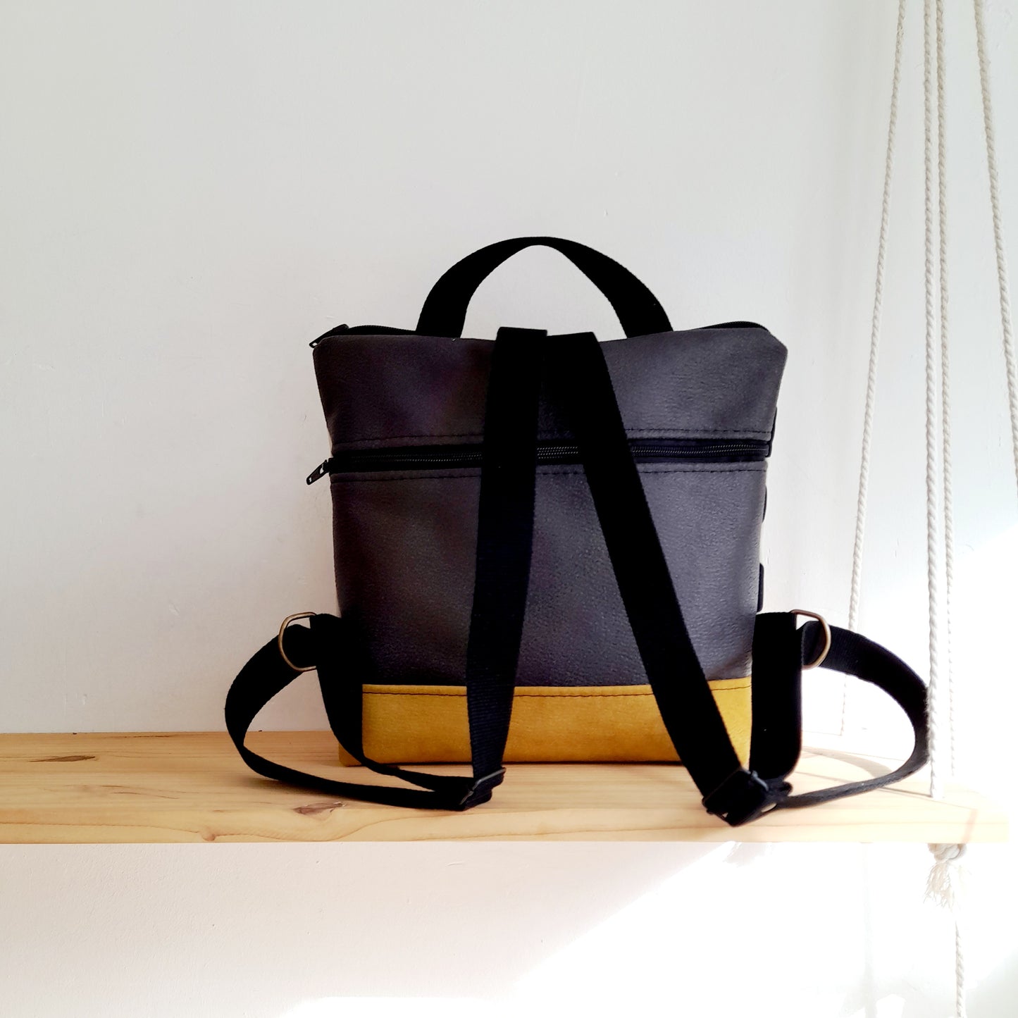 Mochila cuadrada de Círculos grandes, mostaza y gris