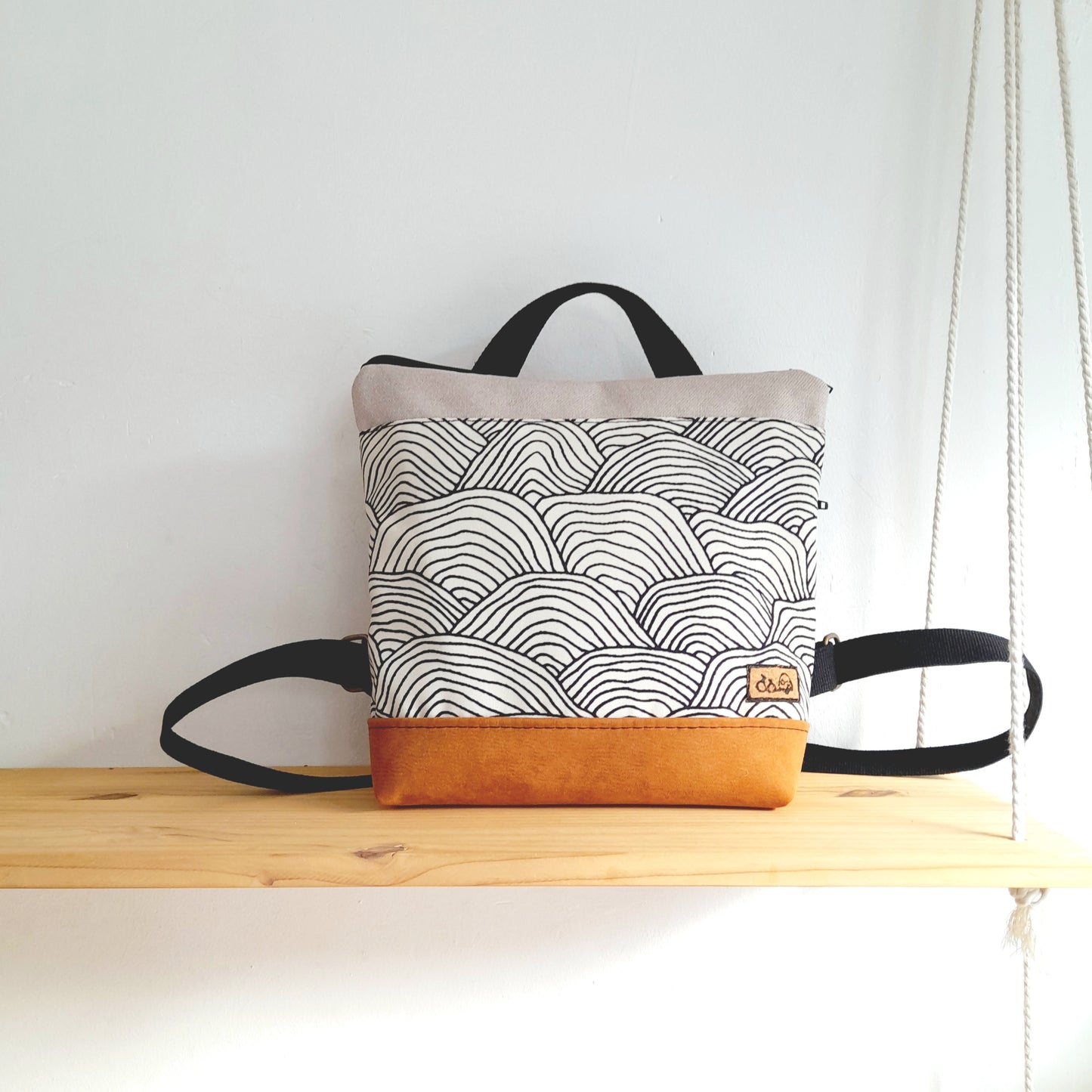 Mochila cuadrada de Ondas con camel y beige