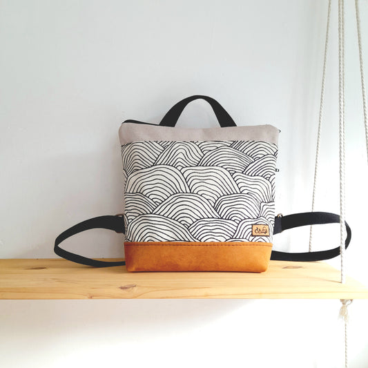 Mochila cuadrada de Ondas con camel y beige