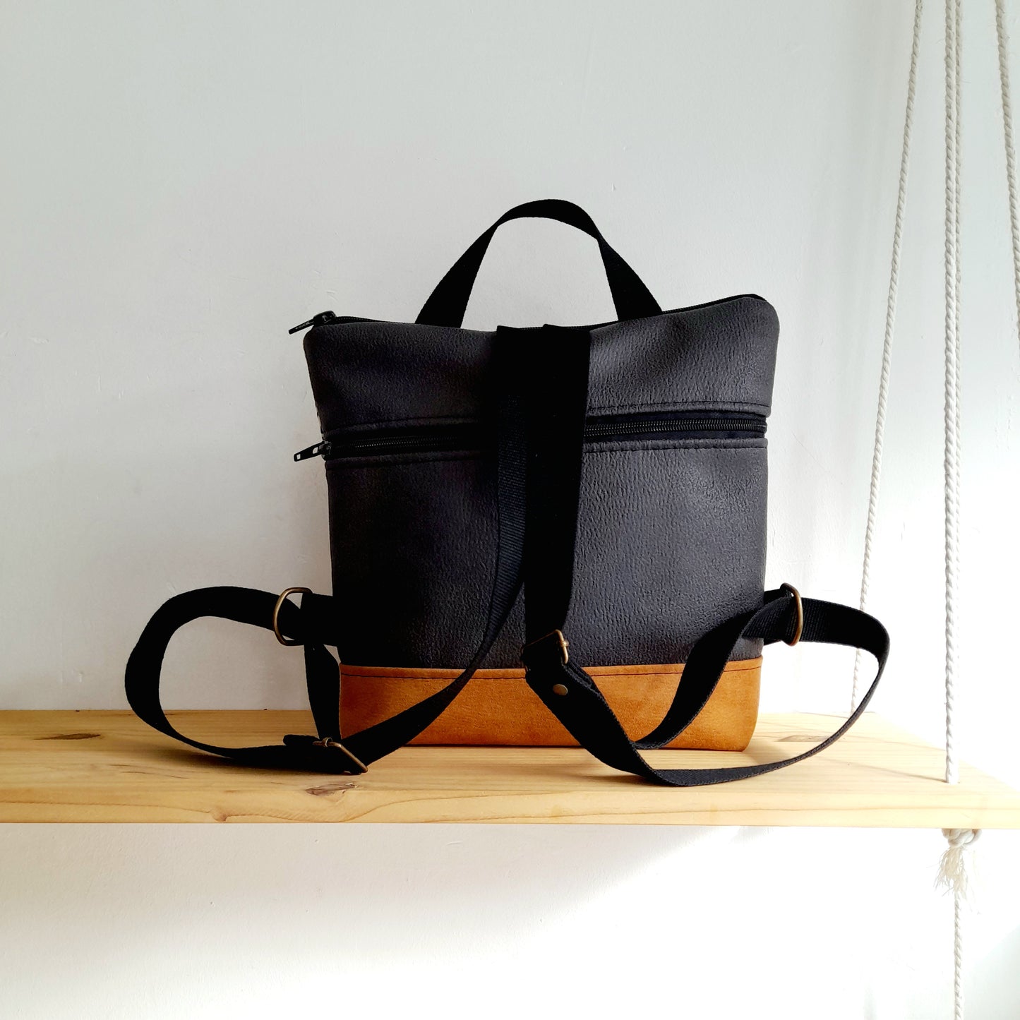 Mochila cuadrada de Ondas con camel y beige
