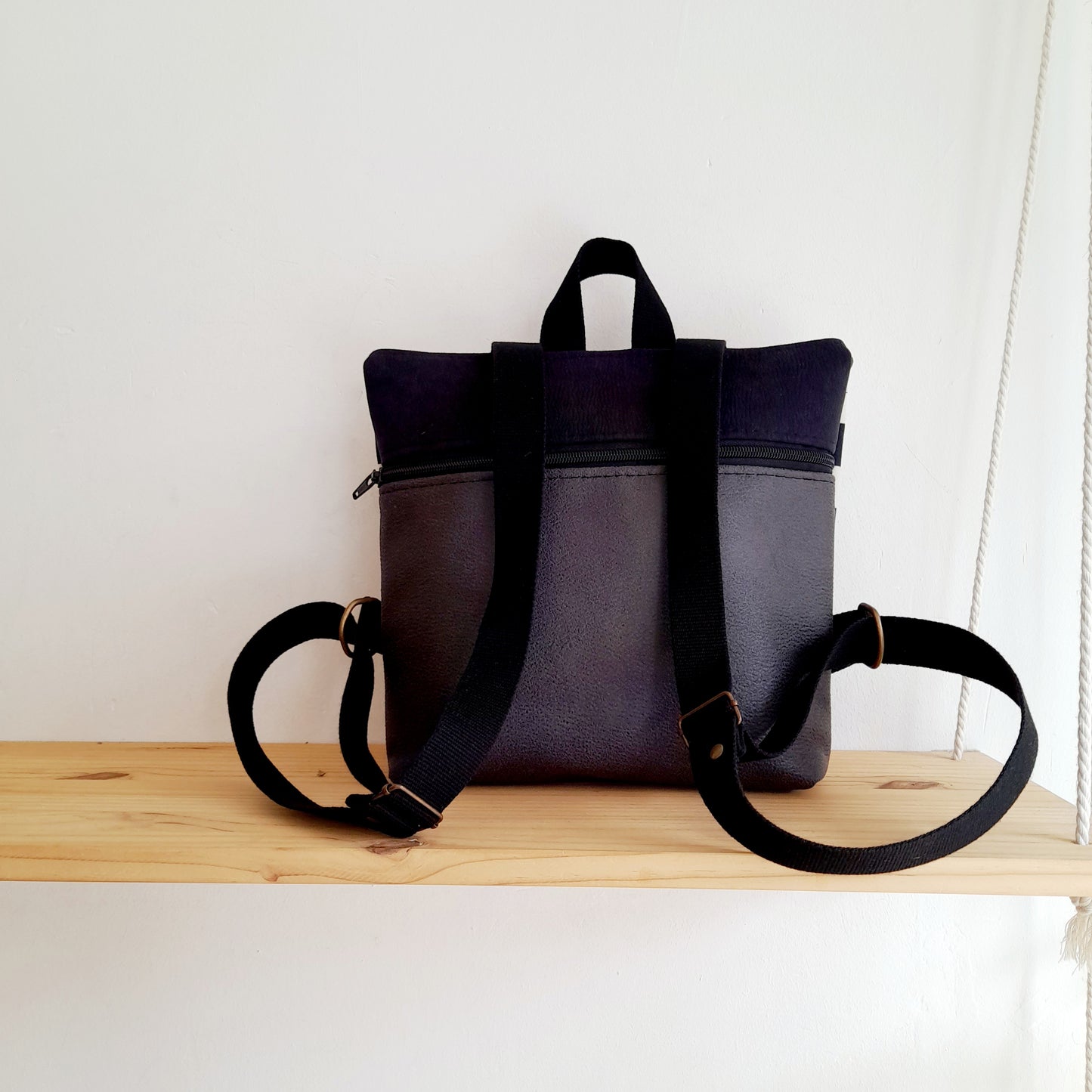 Mochila de solapa con circulitos, mostaza y gris claro