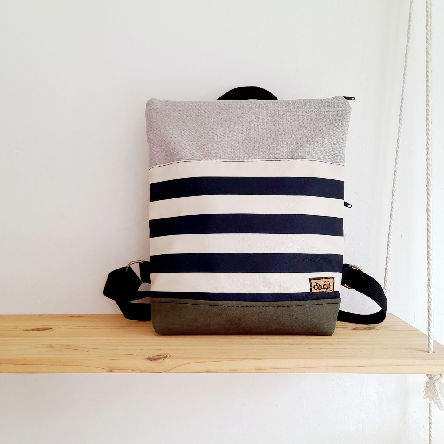 Mochila alta de Rayas blanco y negro, con verde y gris