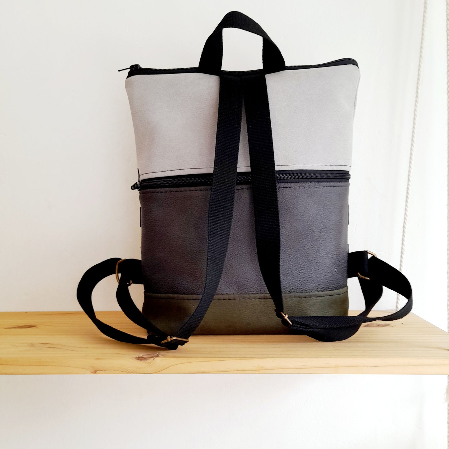 Mochila alta de Rayas blanco y negro, con verde y gris