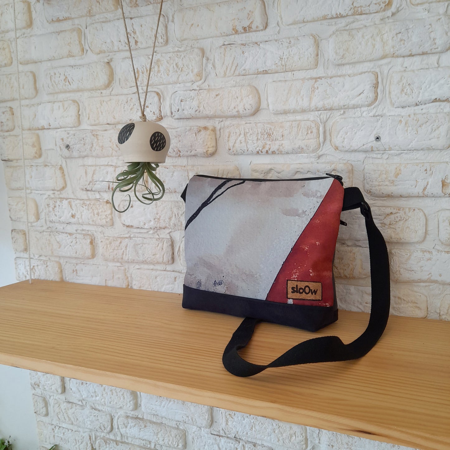 Bolso mediano sloOw. Textura oxidada en la esquina