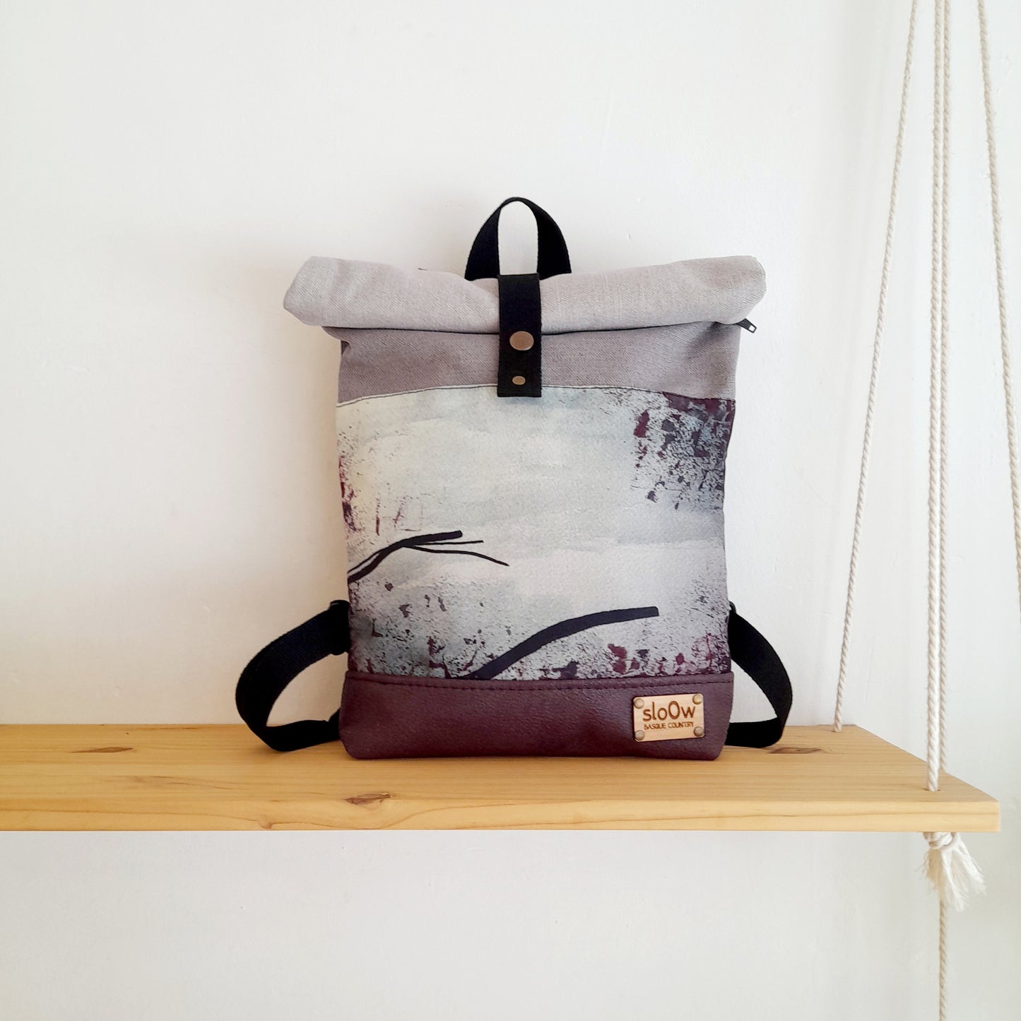 Mochila Rolltop sloOw. Paisaje japonés con morado y gris