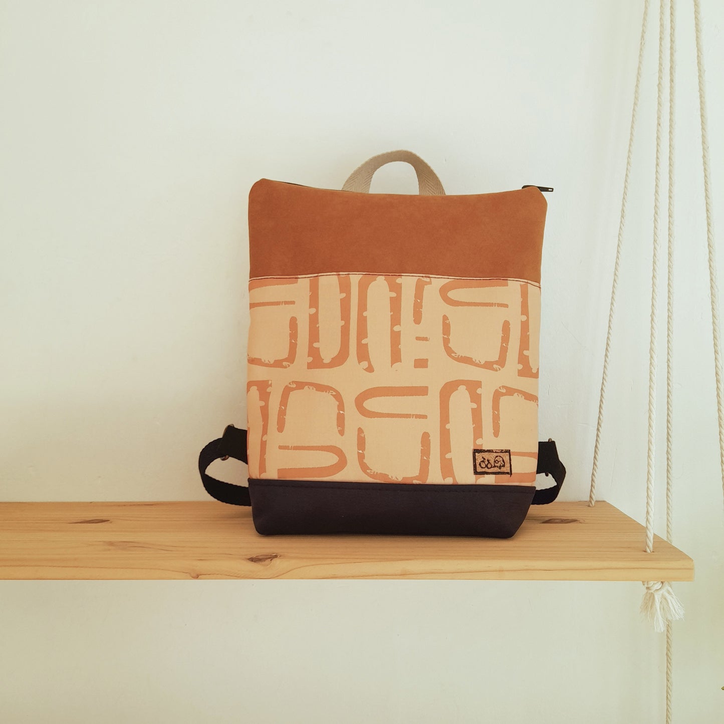 Mochila alta con Formas orgánicas fondo papaya y camel