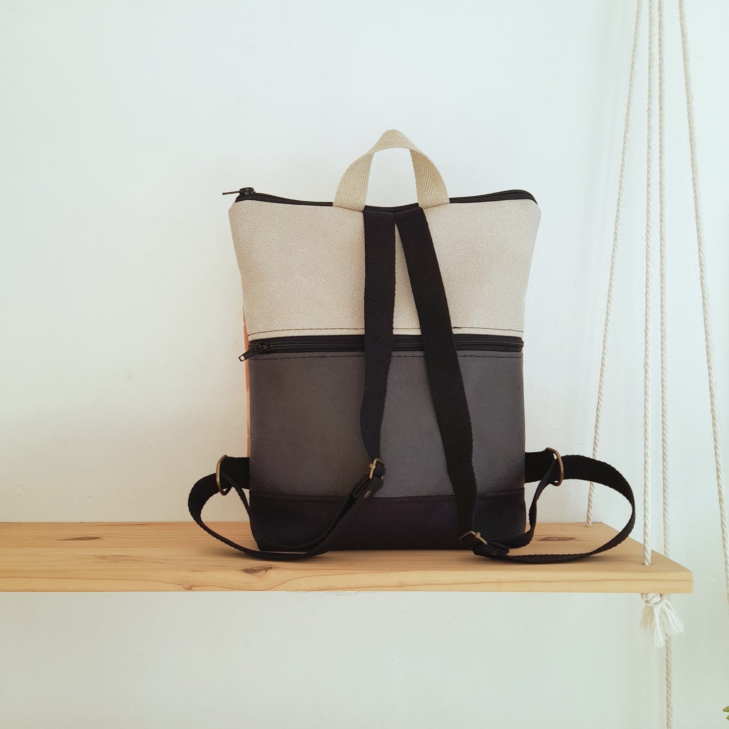 Mochila alta con Formas orgánicas fondo papaya y camel