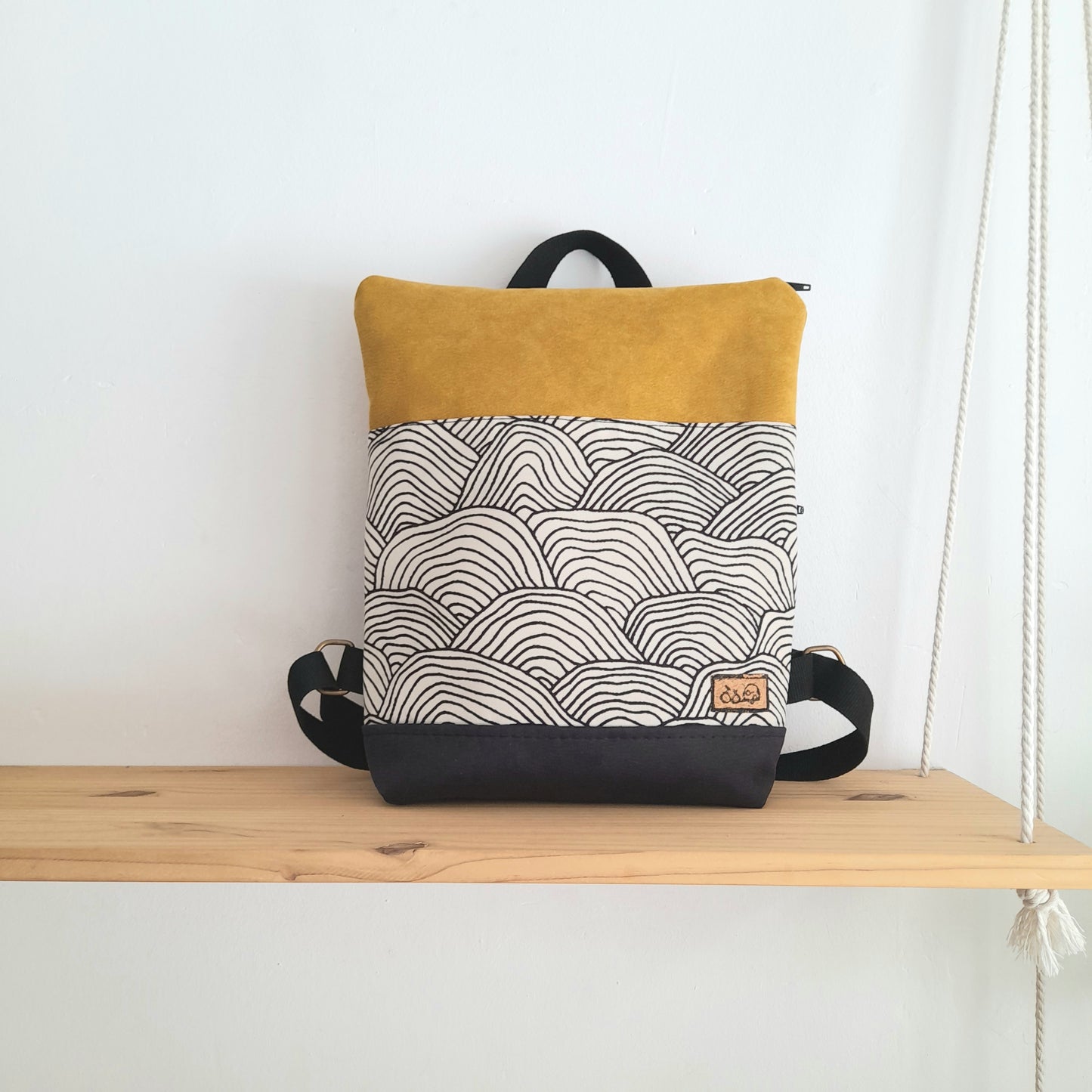 Mochila rectángulo con ondas blanco y negro y mostaza