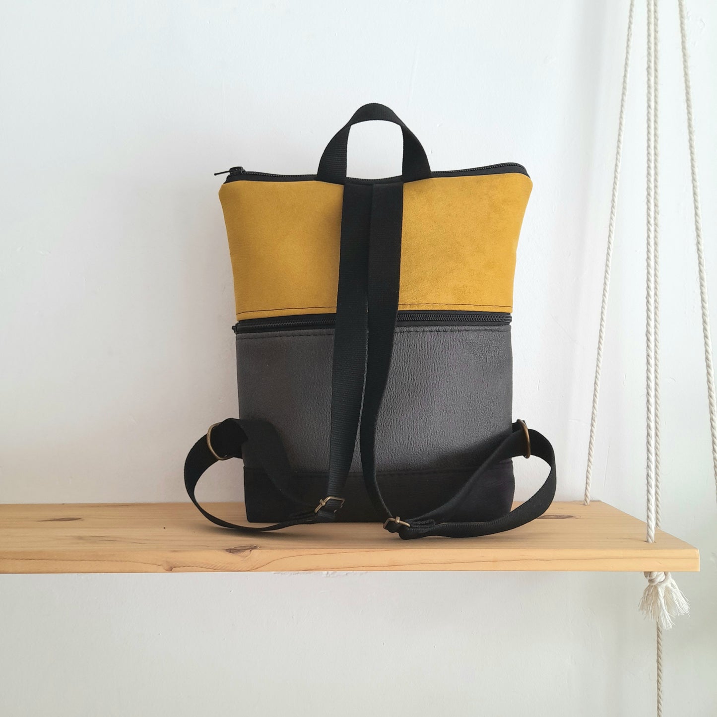 Mochila rectángulo con ondas blanco y negro y mostaza