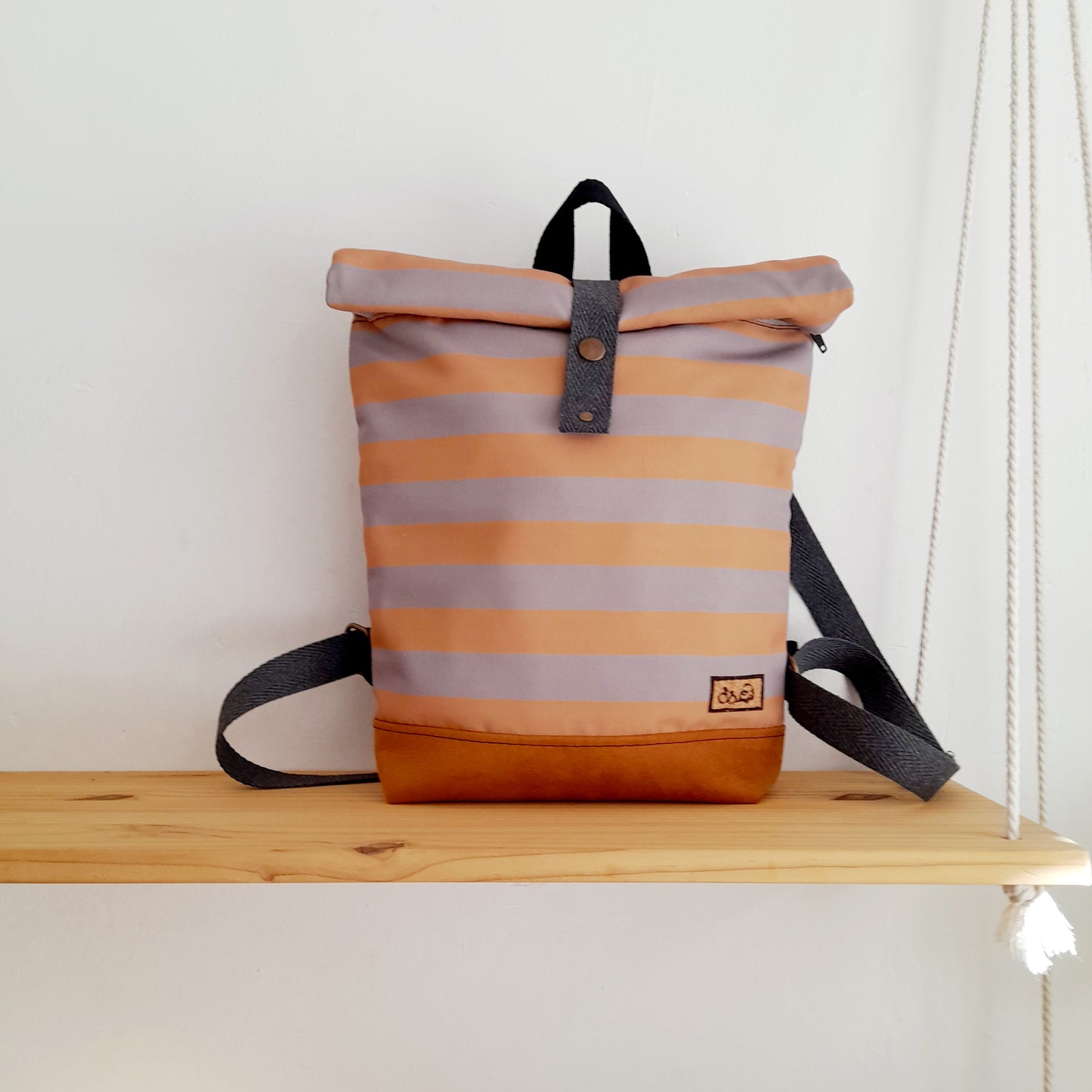 Rolltop de Rayas naranja y gris con base camel