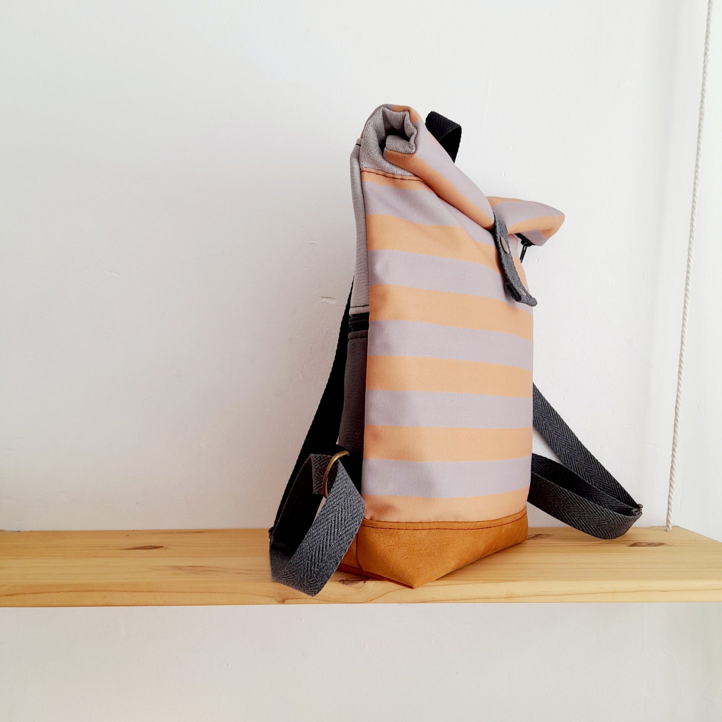 Rolltop de Rayas naranja y gris con base camel