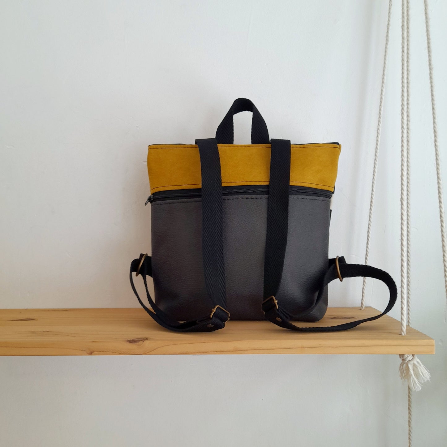 Mochila de solapa con rayas blanco y negro, y base mostaza