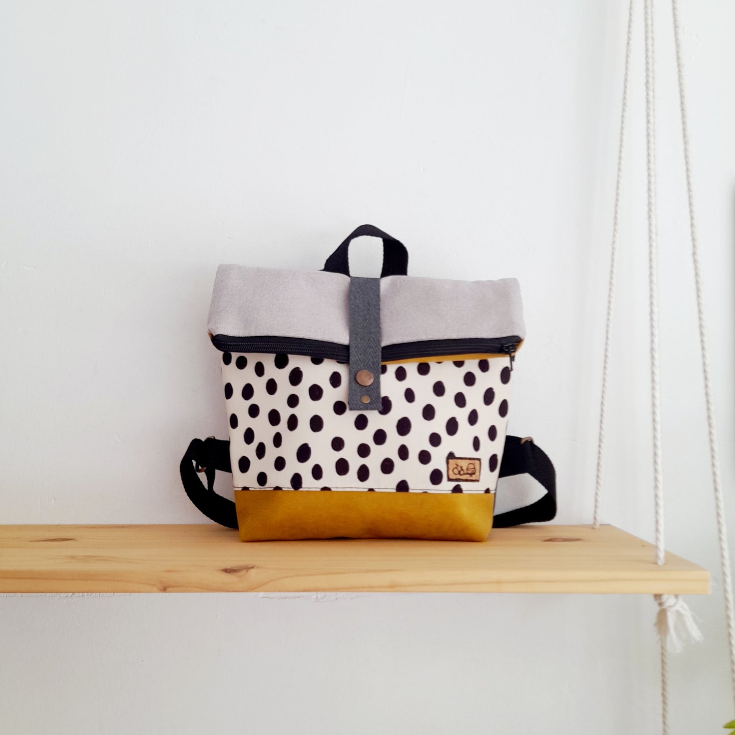 Mochila de solapa con circulitos, mostaza y gris claro