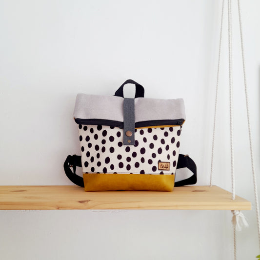 Mochila de solapa con circulitos, mostaza y gris claro