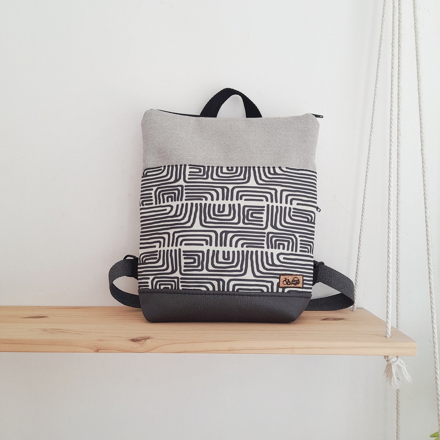 Mochila alta con Laberintos grises y negro