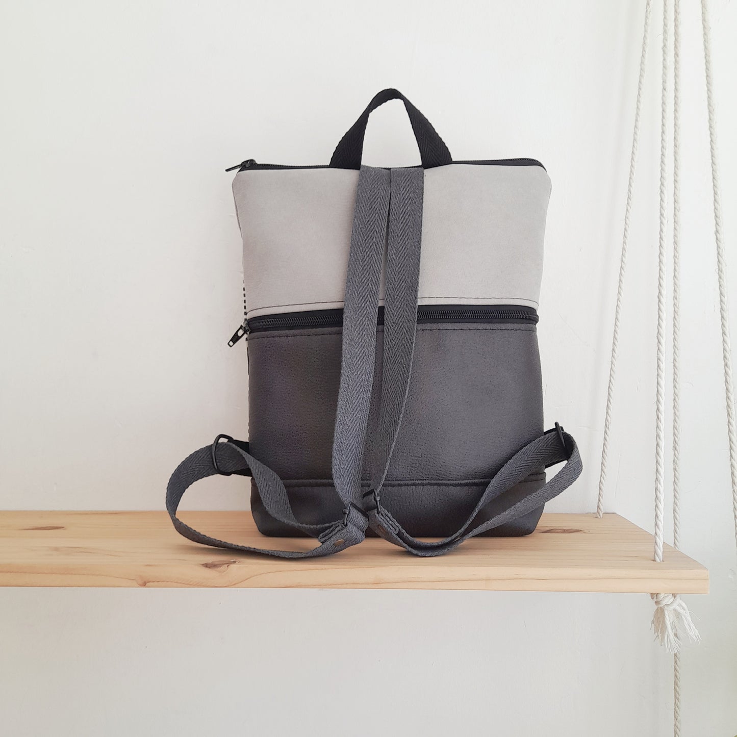 Mochila alta con formas pequeñas y fondo negro