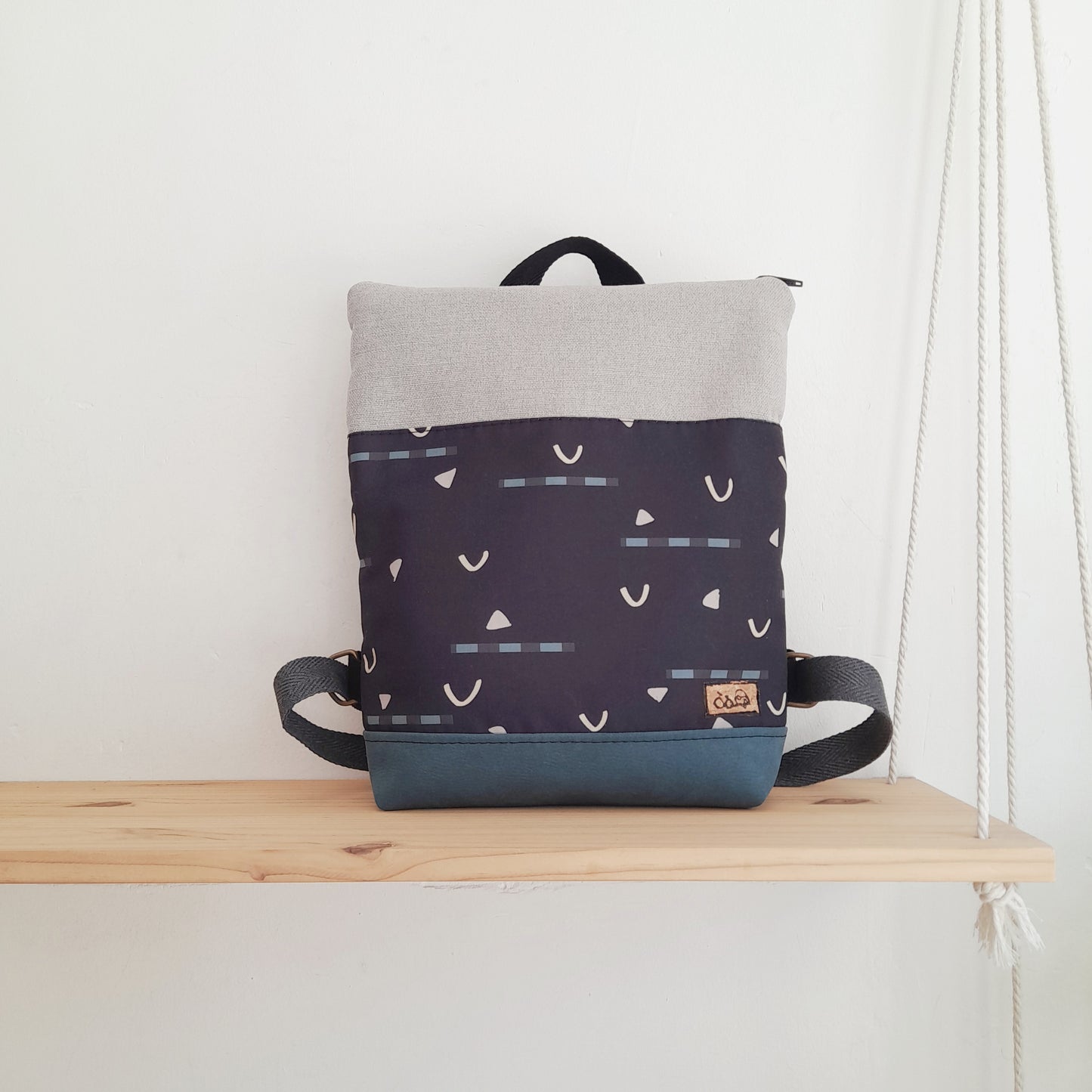 Mochila alta con formas pequeñas y fondo negro