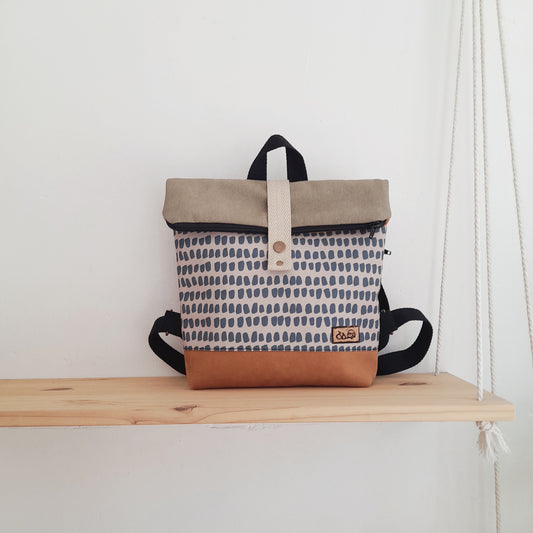 Mochila de solapa con huellitas azules, camel y kaki