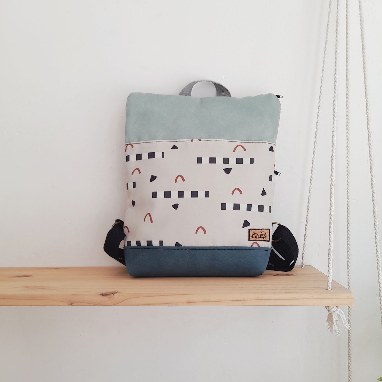 Mochila alta con formas pequeñas y azules