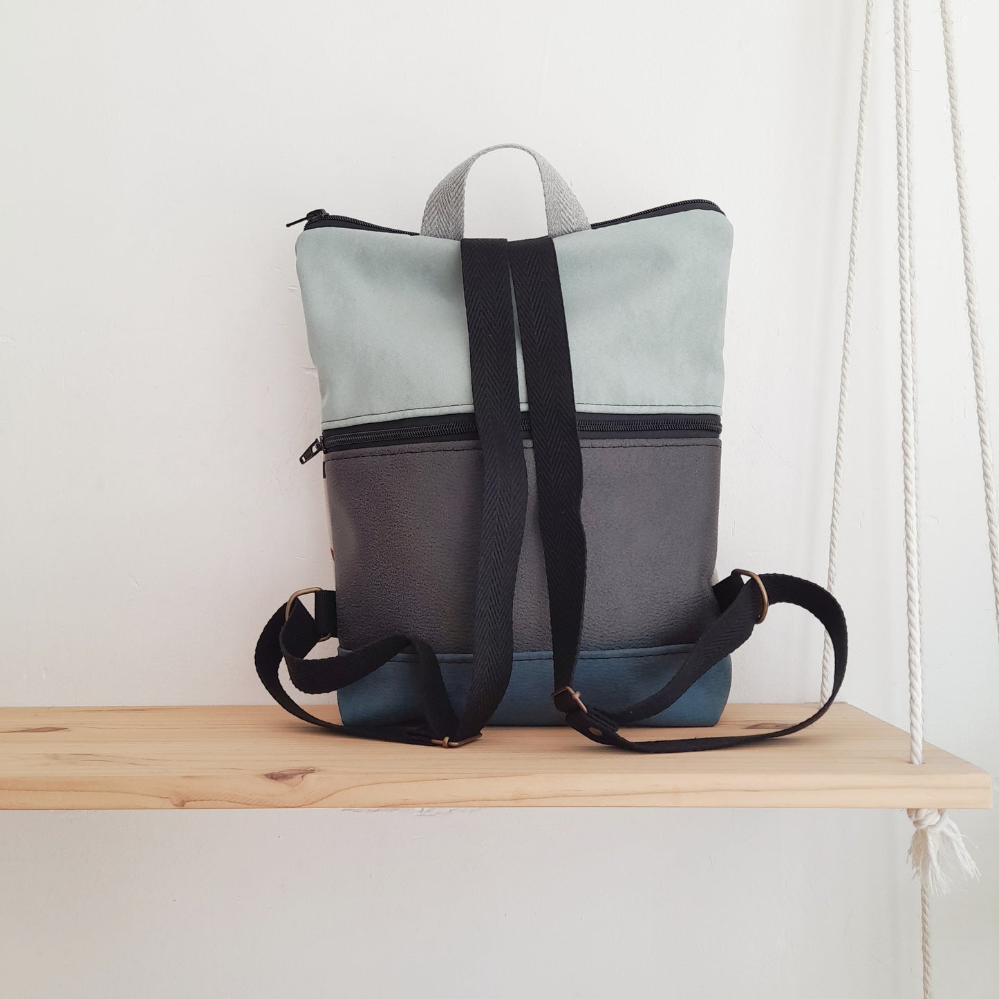 Mochila alta con formas pequeñas y azules