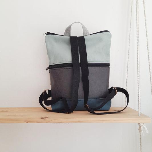 Mochila alta con formas pequeñas y azules