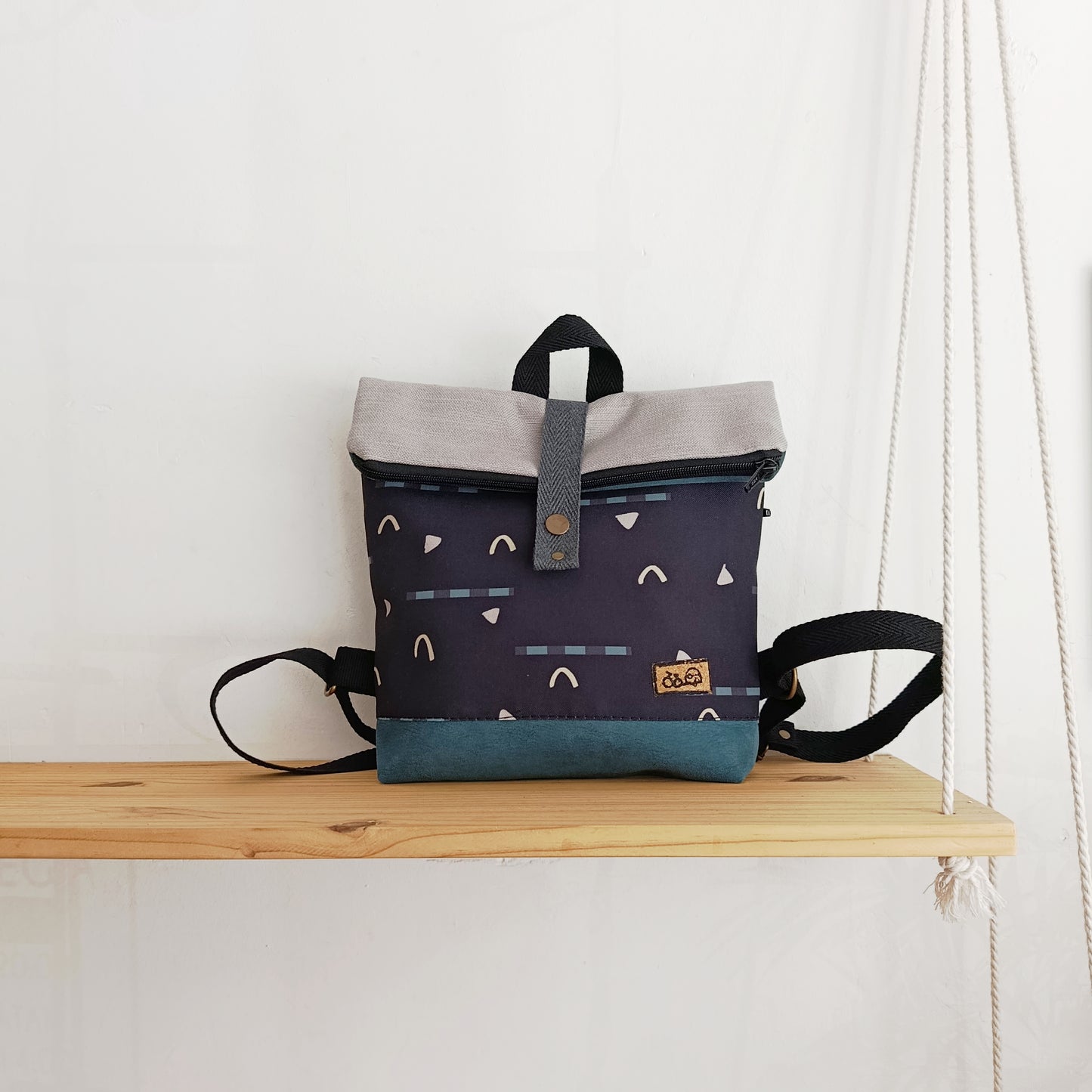 Mochila de solapa con fondo negro, azul y gris