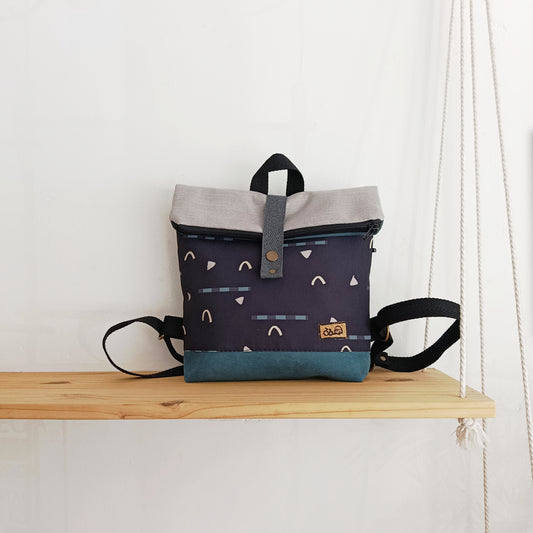 Mochila de solapa con fondo negro, azul y gris