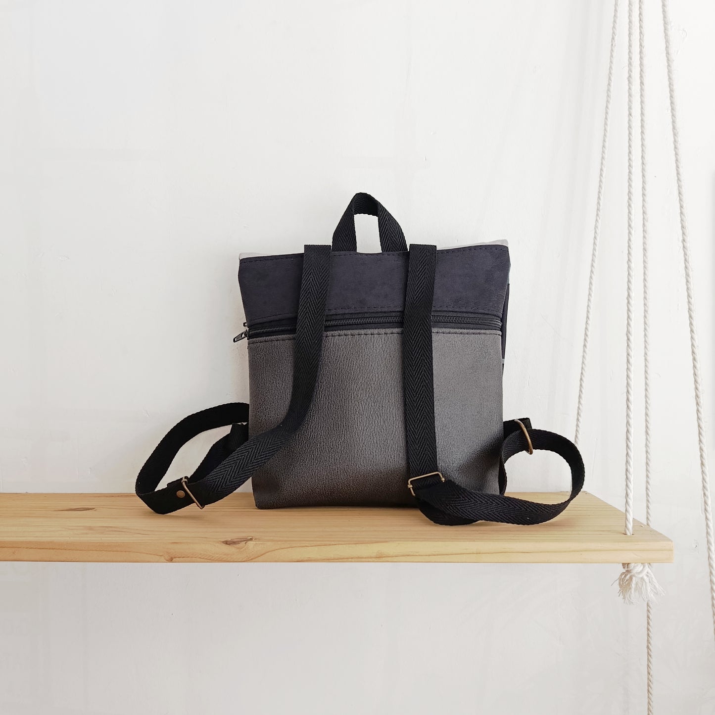 Mochila de solapa con fondo negro, azul y gris