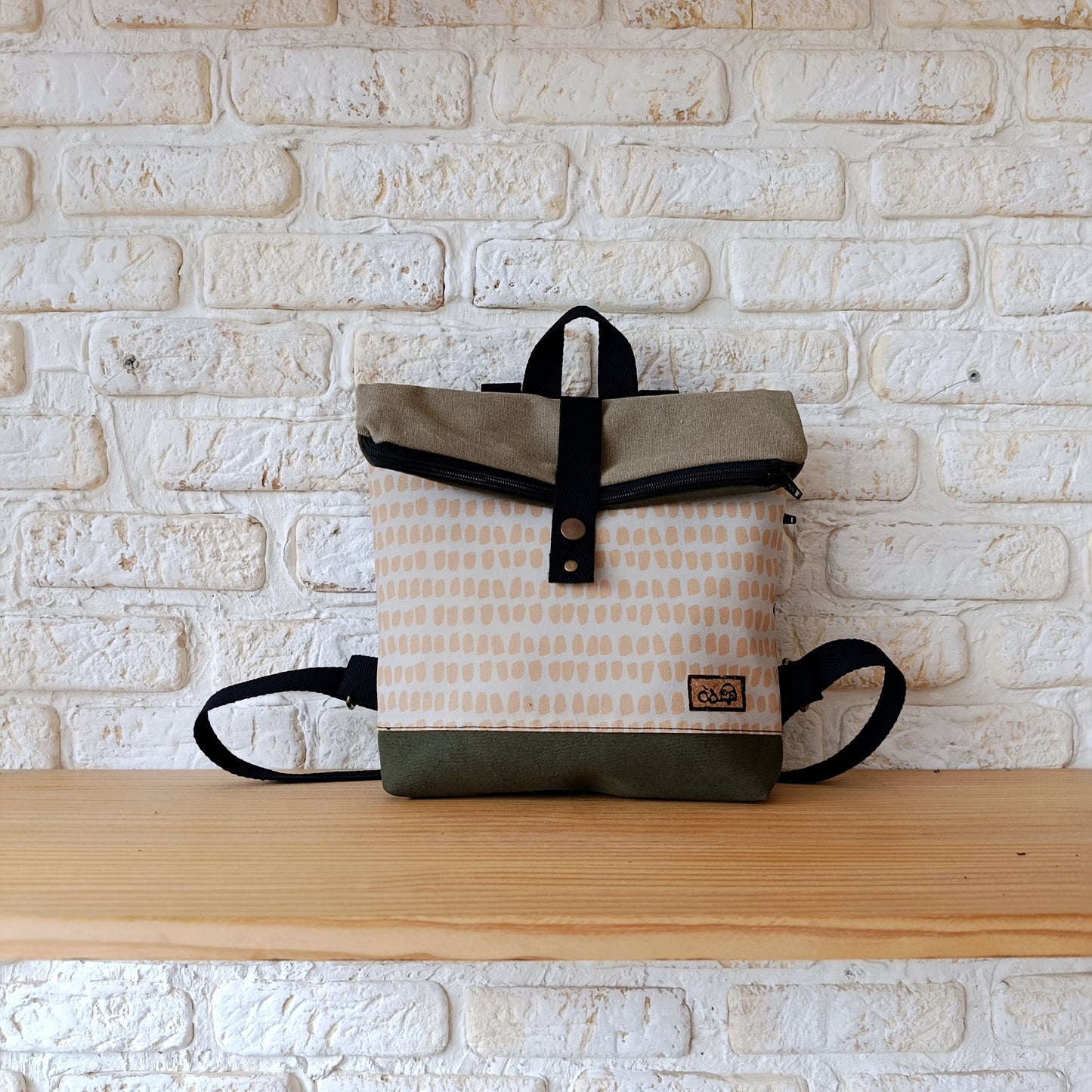Mochila de solapa con huellitas amarillas, verde y kaki