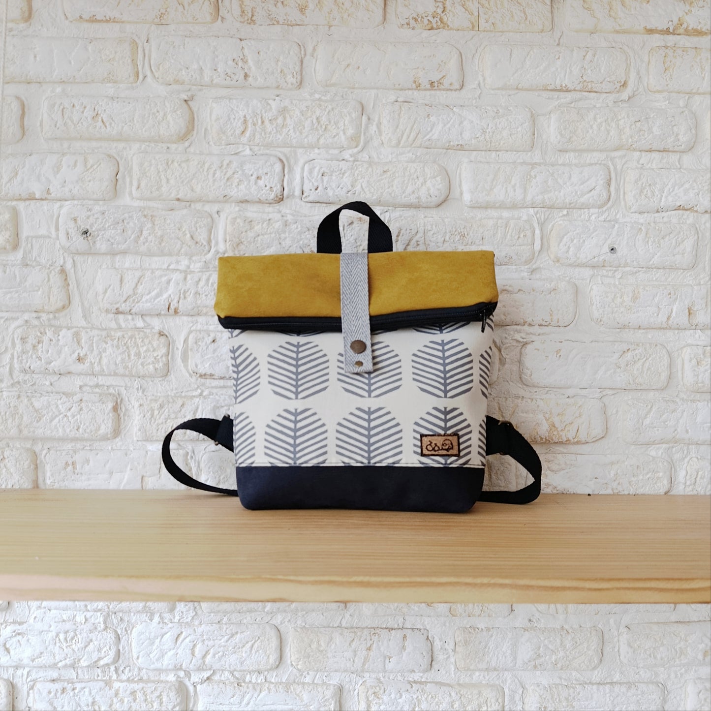 Mochila de solapa con arbolitos grises, mostaza y gris