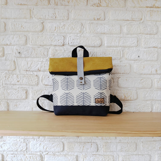 Mochila de solapa con arbolitos grises, mostaza y gris
