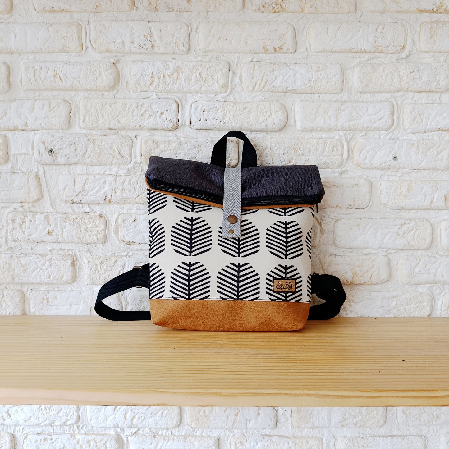 Mochila de solapa con arbolitos negros, camel y gris oscuro