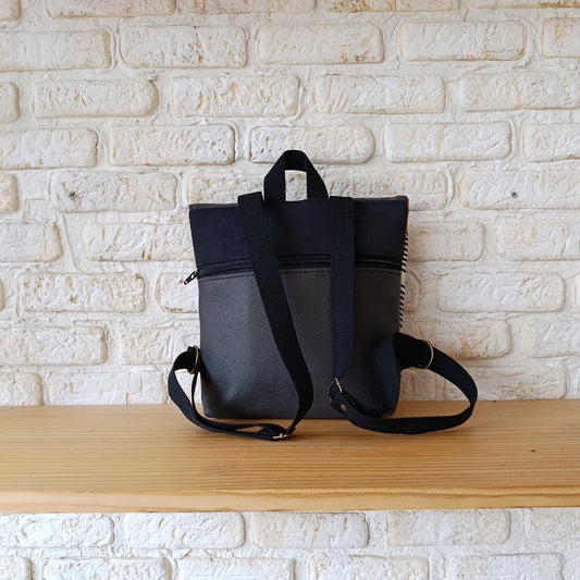 Mochila de solapa con arbolitos negros, camel y gris oscuro
